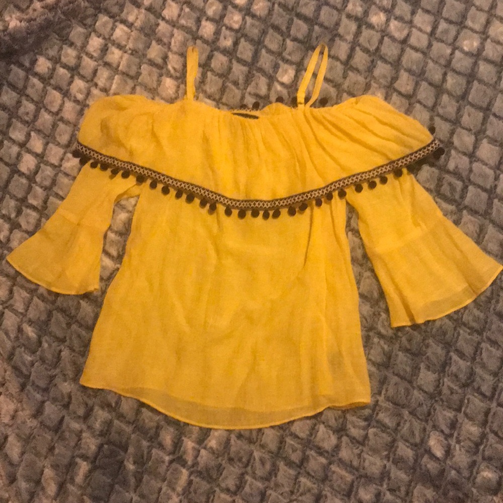 3/🔟 Yellow off the shoulder blouse